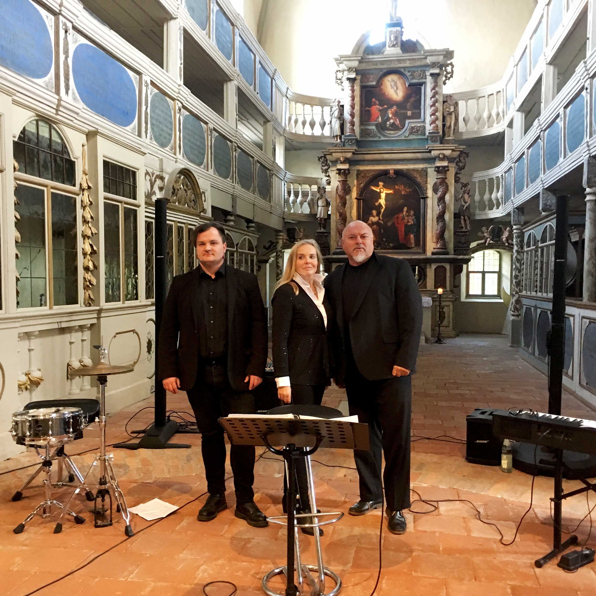 Kathrin Meiner-Schlenstedt mit Martin und Axel Winde in der Kirche in Coswig/Anhalt